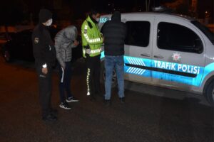 İzmir'de polis ekiplerinin 'dur' ihtarına uymayan sürücü kovalamaca sonucu kıskıvrak