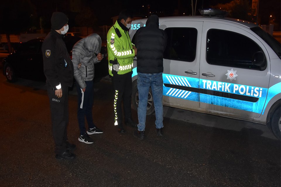 İzmir'de polis ekiplerinin 'dur' ihtarına uymayan sürücü kovalamaca sonucu kıskıvrak