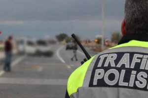 İzmir'in Konak ilçesinde, polis ekiplerin 'Dur' ihtarına uymayan bir sürücü