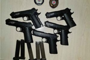 İZMİR'in Konak il&ccedil;esinde, bek&ccedil;ilerin 'dur' ihtarına uymayıp ka&ccedil;an ve yapılan