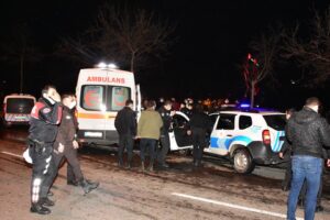 İzmir'in Bayraklı ilçesinde, 'Dur' ihtarına uymayarak kaçan otomobil, kovalamaca sırasında