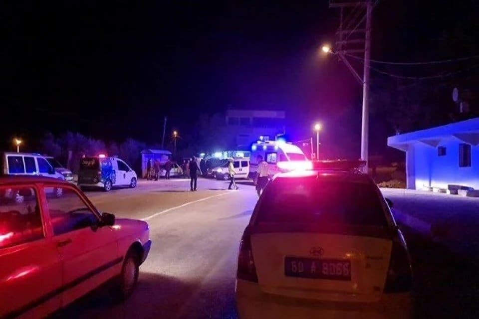 Osmaniye'nin Kadirli il&ccedil;esinde uygulama noktasından ka&ccedil;arken iki ekip aracına &ccedil;arpıp