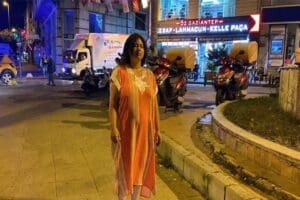 İstanbul Beyoğlu'nda yabancı uyruklu bir kadın, saatlerce kaldırımda hareketsiz bekledi.