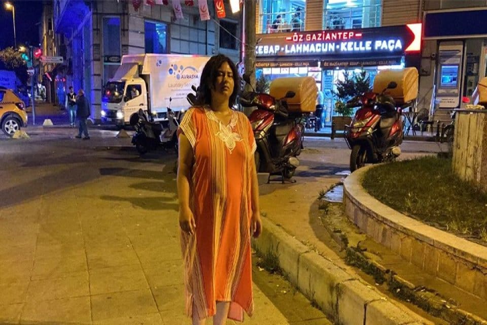 İstanbul Beyoğlu'nda yabancı uyruklu bir kadın, saatlerce kaldırımda hareketsiz bekledi.