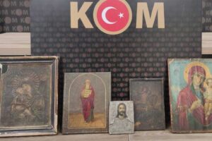 Manisa'nın Yunusemre il&ccedil;esinde, polis ekiplerince durdurulan ara&ccedil;ta yapılan aramada inşaat