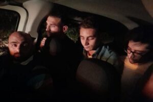 Muğla'nın Marmaris ilçesinde, şüphe üzerine durdurulan kamyonette 10 kaçak göçmen