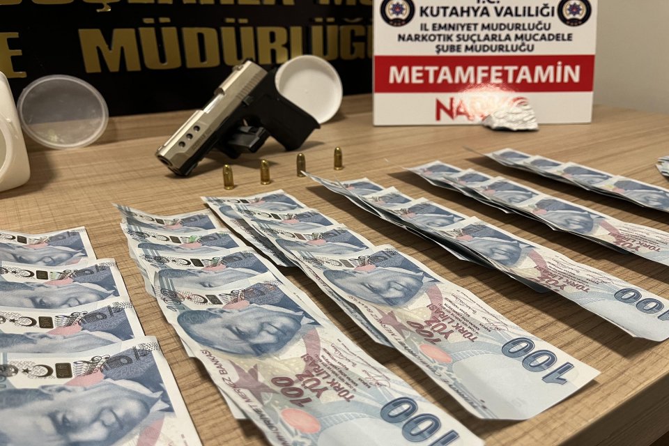 K&uuml;tahya&rsquo;da polisin ş&uuml;phe &uuml;zerine durdurduğu otomobilde 775 gram kokain, ruhsatsız