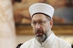 Ge&ccedil;tiğimiz g&uuml;nlerde koronavir&uuml;se yakalanan Diyanet İşleri Ali Erbaş'ın durumunun ağırlaştığı