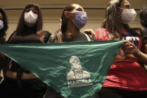 El Salvador'da yaşayan bir kadın d&uuml;ş&uuml;k yaptığı i&ccedil;in ağrılaştırılmış cinayetten