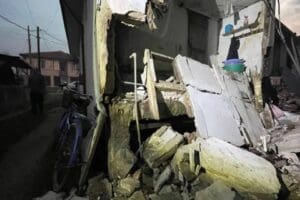 D&uuml;zce'de meydana gelen 5.9 b&uuml;y&uuml;kl&uuml;ğ&uuml;ndeki depremin ardından 63 yaşındaki Sevim
