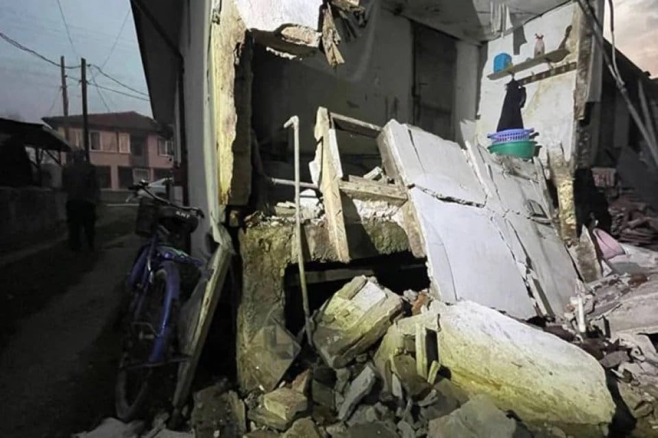 D&uuml;zce'de meydana gelen 5.9 b&uuml;y&uuml;kl&uuml;ğ&uuml;ndeki depremin ardından 63 yaşındaki Sevim
