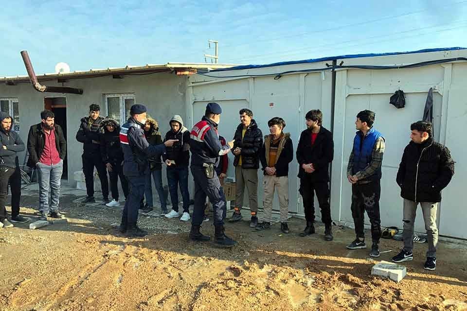İZMİR kent genelinde ger&ccedil;ekleştirilen 'D&uuml;zensiz G&ouml;&ccedil;le M&uuml;cadeleye Y&ouml;nelik Huzur Uygulaması'