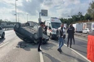 İstanbul Avcılar'da D-100 (E-5) Karayolu Beylikd&uuml;z&uuml; istikametinde minib&uuml;se &ccedil;arpan otomobil