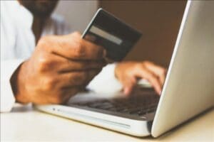 Ticaret&nbsp;Bakanlığı'nın mesafeli s&ouml;zleşmelerle ilgili y&ouml;netmelikte değişiklik yapılmasını i&ccedil;eren y&ouml;netmeliği, Resmi