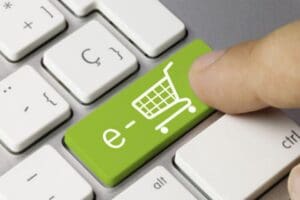 E-ticaret sekt&ouml;r&uuml; b&uuml;y&uuml;yor. Pazar genişledik&ccedil;e hukuki d&uuml;zenlemeler de ka&ccedil;ınılmaz oluyor.
