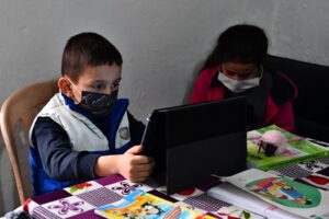 Kemalpaşa'ya 33 kilometre uzaklıktaki Hamzababa Mahallesi’nde telefonla internete ulaşmak ve