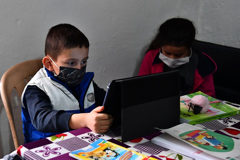 Kemalpaşa'ya 33 kilometre uzaklıktaki Hamzababa Mahallesi’nde telefonla internete ulaşmak ve