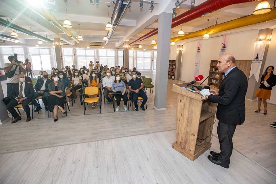 İzmir B&uuml;y&uuml;kşehir Belediye Başkanı Tun&ccedil; Soyer, Ebeveyn Akademisi&rsquo;nin eğitim programı