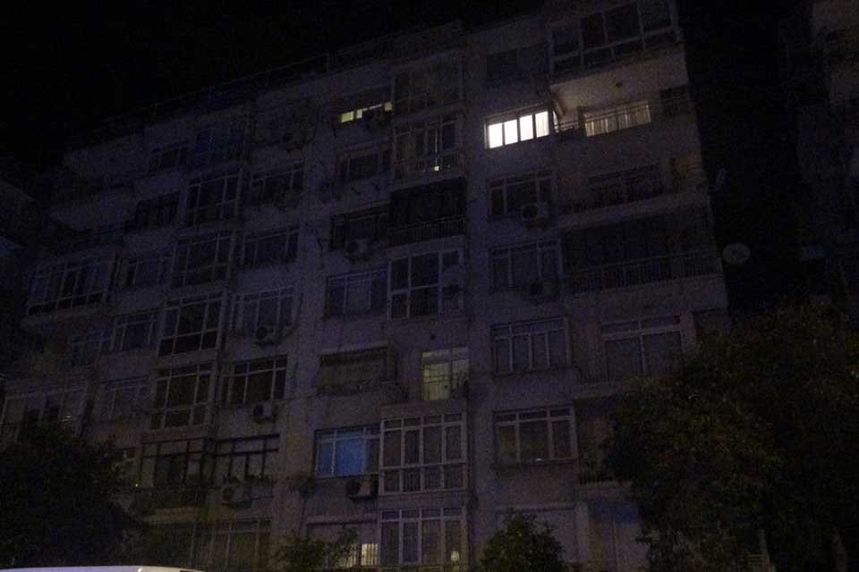 İZMİR'in Konak il&ccedil;esinde, hava almak i&ccedil;in &ccedil;ıktığı 7'nci kattaki evlerinin