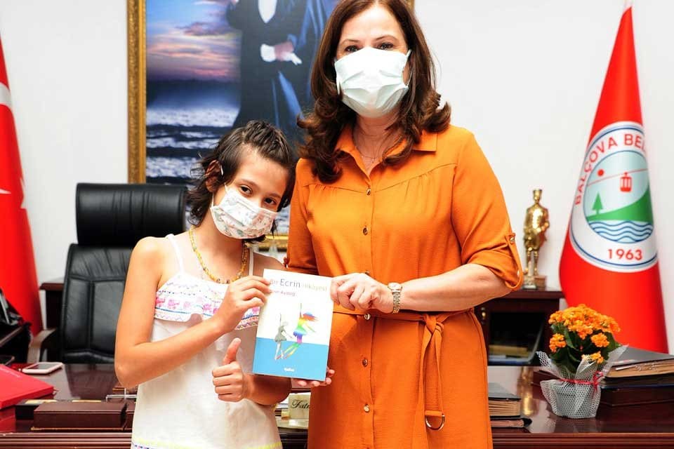 Kemik Kanseri tedavisi sırasında yaşadıklarını kitap yazarak anlatan ve kanser