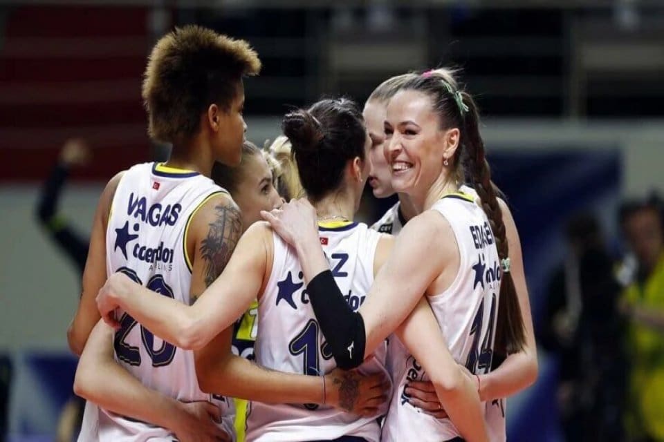 Fenerbah&ccedil;e Opet, AXA Sigorta Kupa Voley yarı final ma&ccedil;ında Eczacıbaşı