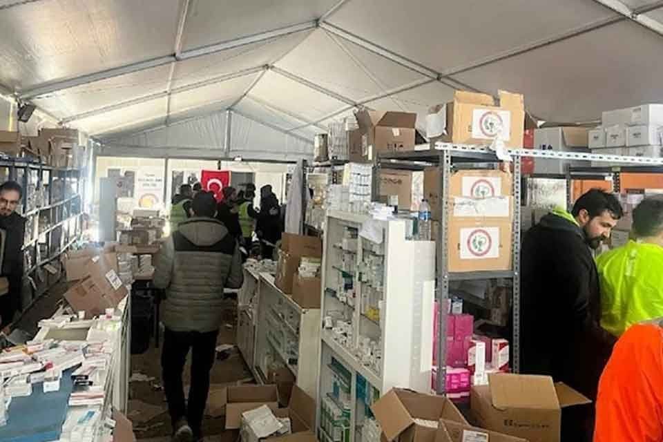 T&uuml;rk Eczacıları Birliği, deprem b&ouml;lgelerinde 26 sahra eczanesi ile depremzedelere