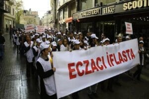 Eczanelerde bir&ccedil;ok ila&ccedil; bulunamıyor, hastalar eli boş d&ouml;n&uuml;yor, eczacılar ile