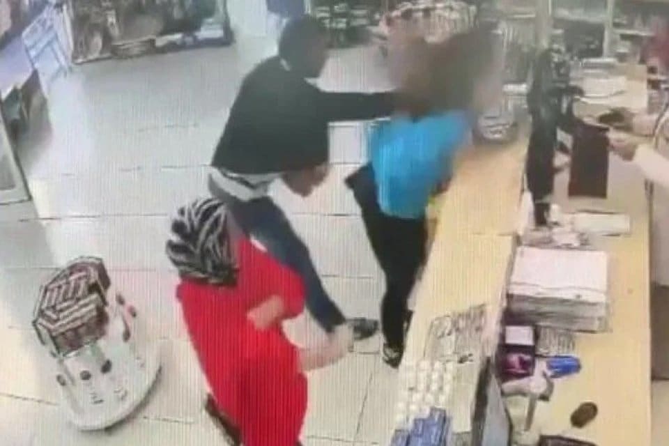 İstanbul Gaziosmanpaşa'da eczanede hi&ccedil; tanımadığı kadına yumrukla saldıran ş&uuml;pheli Mustafa