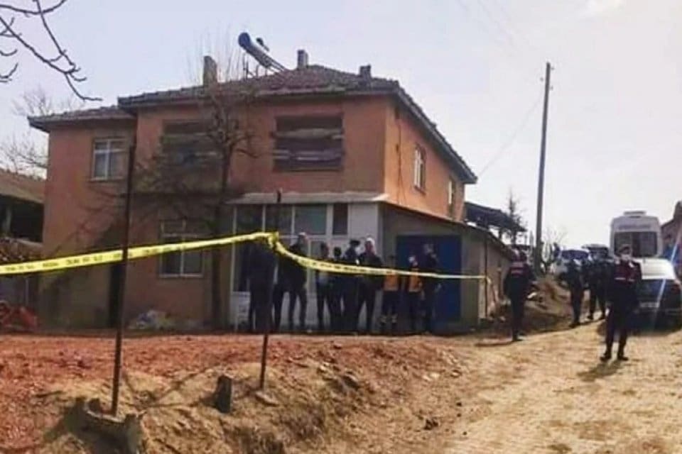 Edirne'nin Uzunk&ouml;pr&uuml; il&ccedil;esine bağlı Elmalı k&ouml;y&uuml;ndeki evde, aynı aileden 4
