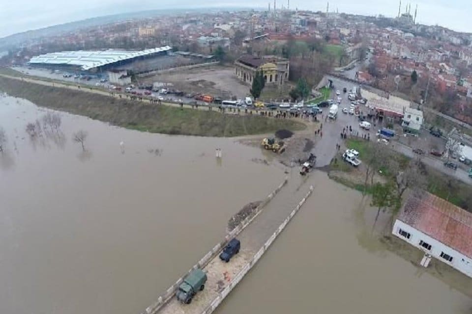 Edirne'de şiddetli yağış nedeniyle ara&ccedil;larında ve evlerinde mahsur kalanları AFAD,