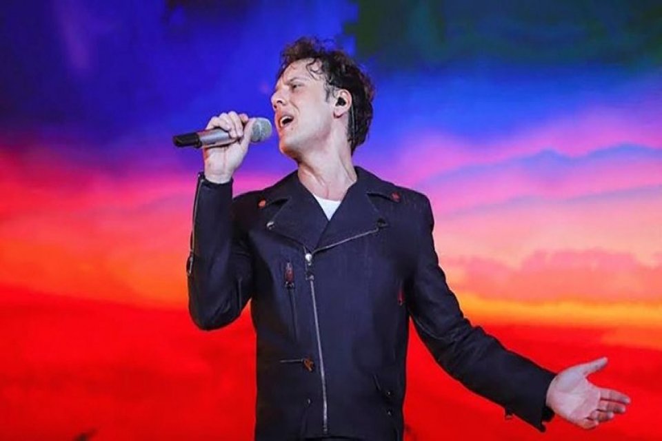 Şarkıcı Edis, saat 24.00'ten sonra uygulanan m&uuml;zik yasağına tepki g&ouml;stererek,