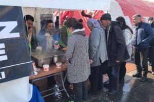 Efes Sel&ccedil;uk Belediyesi tarafından Malatya&rsquo;da depremzedeler i&ccedil;in yemek ve sosyal