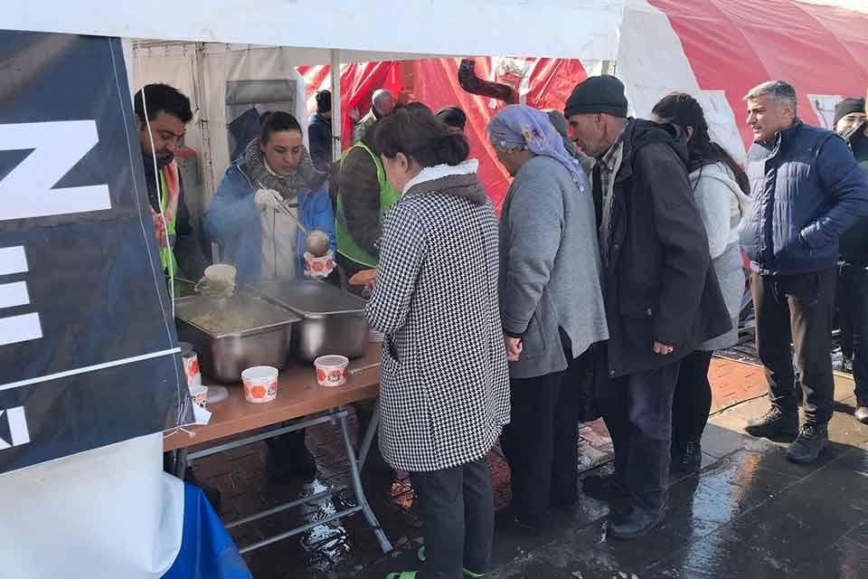 Efes Sel&ccedil;uk Belediyesi tarafından Malatya&rsquo;da depremzedeler i&ccedil;in yemek ve sosyal