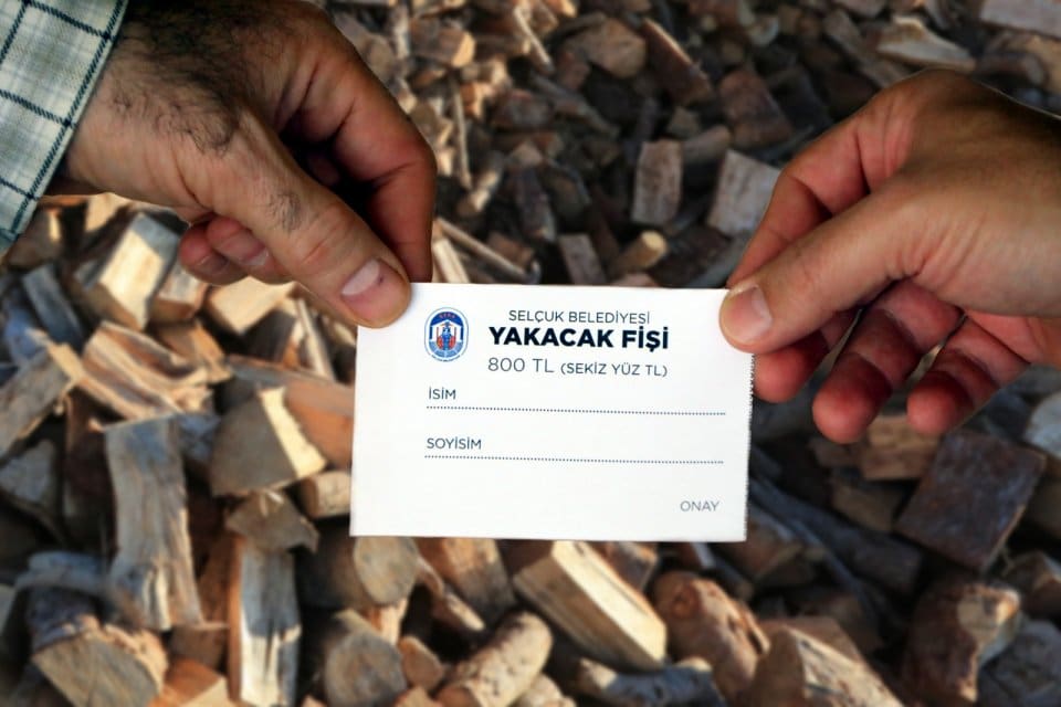 Efes Sel&ccedil;uk Belediyesi soğuk kış g&uuml;nleri yaklaşırken ihtiya&ccedil; sahibi ailelere