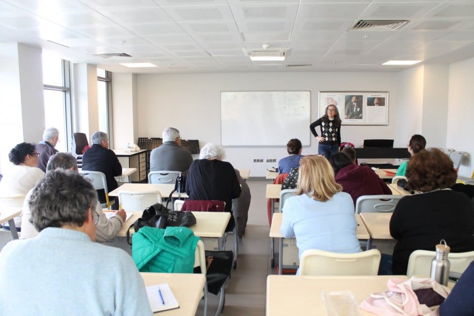Efes Sel&ccedil;uk Belediyesi tarafından d&uuml;zenlenen dil kursları kapsamında Prof. Dr.