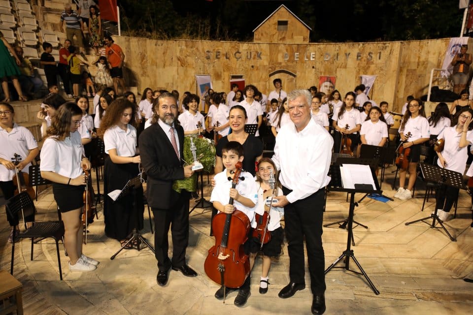 Narlıdere Belediyesi &Ccedil;ocuk Senfoni Orkestrası, Sel&ccedil;uk&rsquo;ta konser verdi. Efes Sel&ccedil;uk