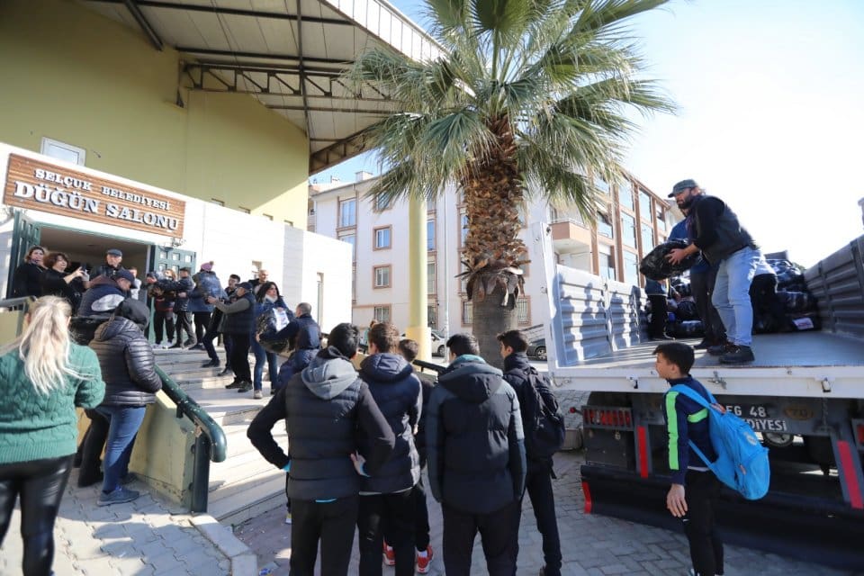 Efes Sel&ccedil;uk Belediye Başkanı Filiz Ceritoğlu Sengel, deprem b&ouml;lgesine gitmek