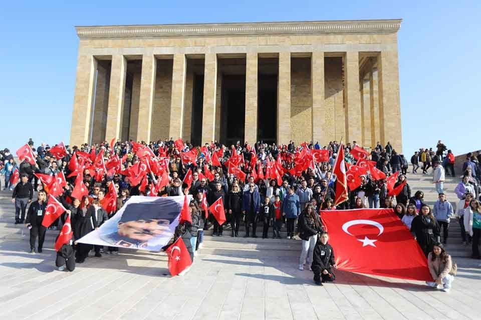 Efes Sel&ccedil;uk Belediyesi'nin d&uuml;zenlediği organizasyon ile 300 gen&ccedil; Anıtkabir'e giderek