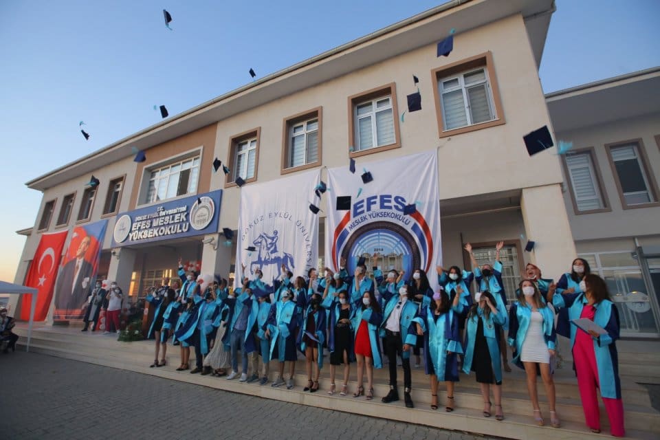 Efes Sel&ccedil;uk Belediyesi kentte ikamet eden ve &uuml;niversiteyi bu yıl
