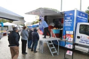 Efes Sel&ccedil;uk Belediyesi ekmeğini vatandaşla b&ouml;l&uuml;ş&uuml;yor. Belediyeye ait arazilerde yetiştirilen