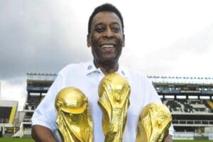 Brezilyalı efsane futbolcu Pele&rsquo;nin v&uuml;cudunun bir yıldan fazladır g&ouml;rd&uuml;ğ&uuml; kemoterapiye
