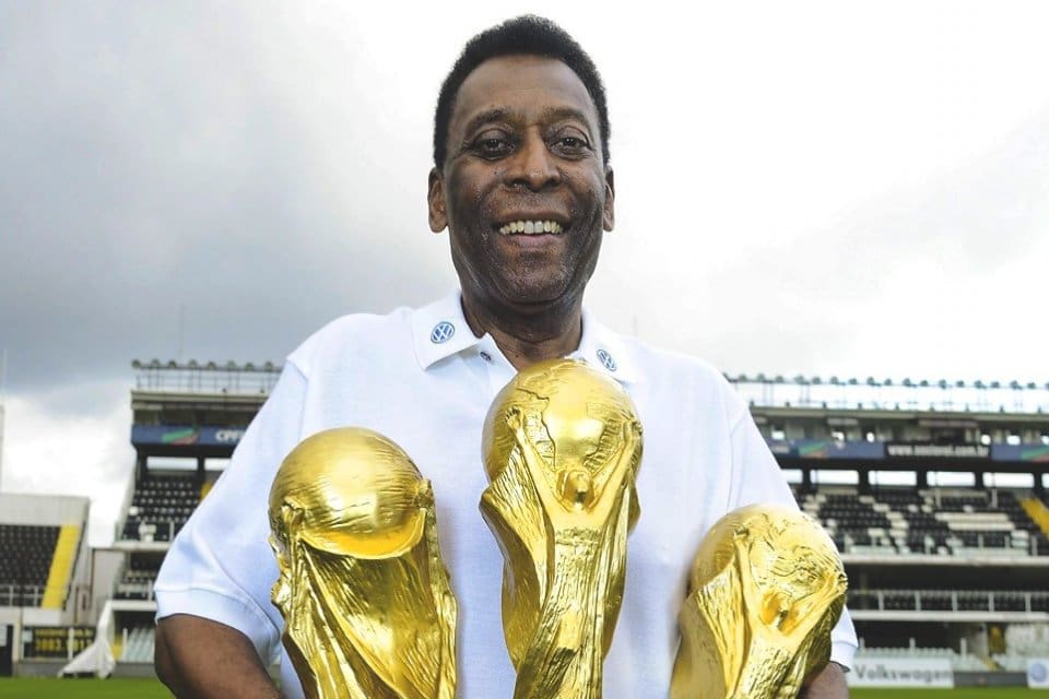 Brezilyalı efsane futbolcu Pele&rsquo;nin v&uuml;cudunun bir yıldan fazladır g&ouml;rd&uuml;ğ&uuml; kemoterapiye