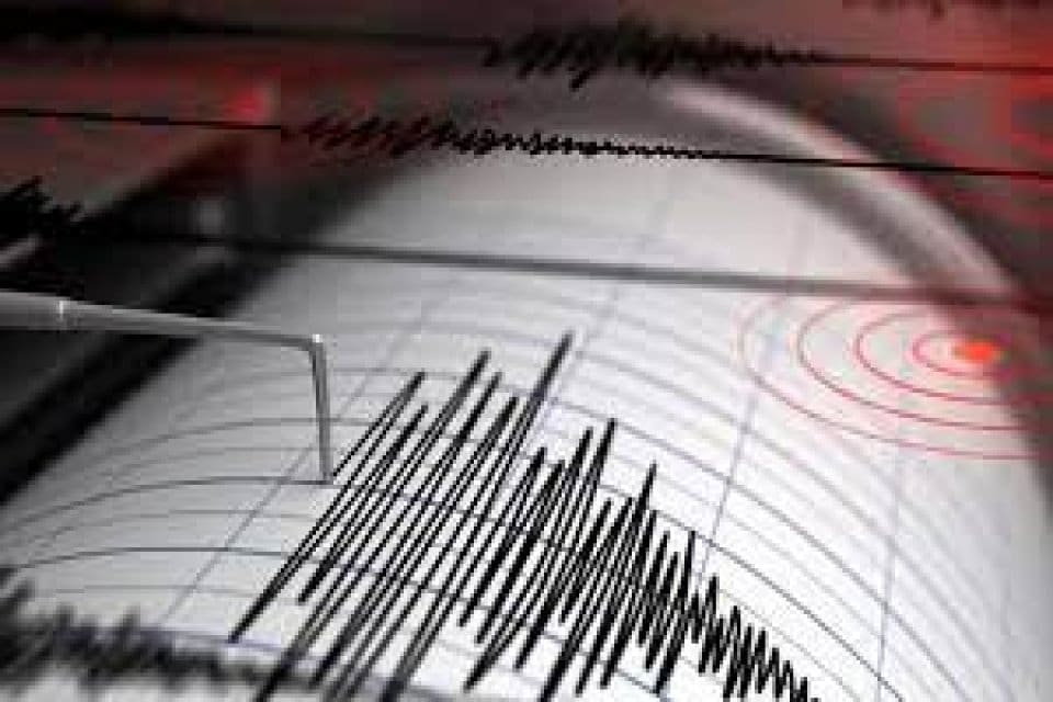 İzmir'in Karaburun il&ccedil;esi Ege Denizi a&ccedil;ıklarında saat 13.02'de 4.2 b&uuml;y&uuml;kl&uuml;ğ&uuml;nde