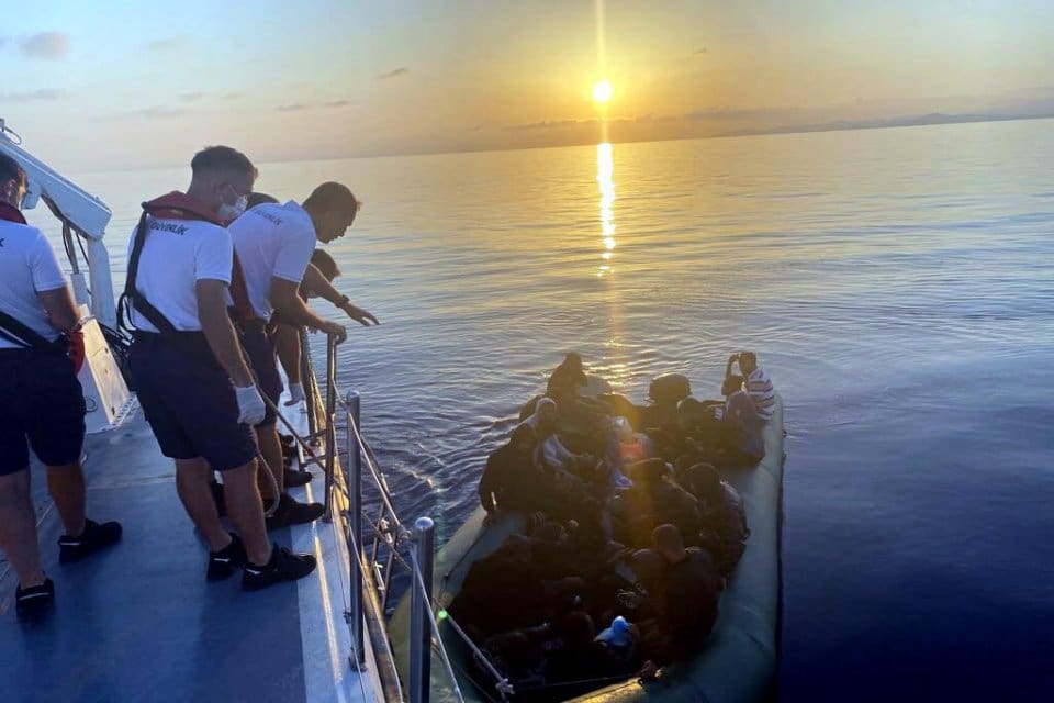 Muğla'nın&nbsp;Bodrum&nbsp;il&ccedil;esinde, Yunanistan unsurlarınca T&uuml;rk kara sularına geri itilen 26 ka&ccedil;ak&nbsp;g&ouml;&ccedil;men&nbsp;kurtarılırken,