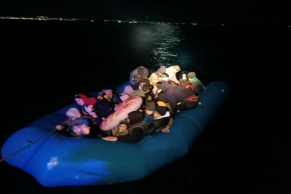 Muğla'nın Bodrum il&ccedil;esi a&ccedil;ıklarında 45 ka&ccedil;ak g&ouml;&ccedil;men, Sahil G&uuml;venlik Komutanlığı