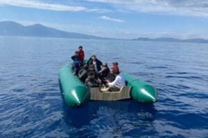 Aydın'ın Kuşadası il&ccedil;esi a&ccedil;ıklarında, Yunanistan unsurlarınca T&uuml;rk kara sularına itilen