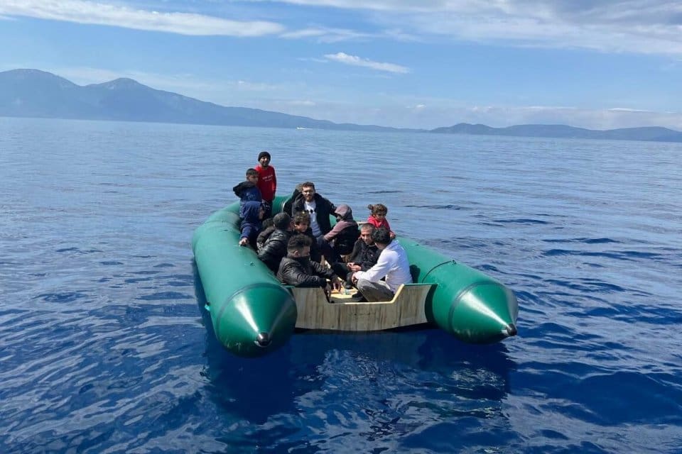 Aydın'ın Kuşadası il&ccedil;esi a&ccedil;ıklarında, Yunanistan unsurlarınca T&uuml;rk kara sularına itilen