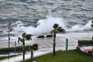 Ege Bölgesi'nde yarın gece yarısına kadar sürmesi beklenen kuvvetli lodos