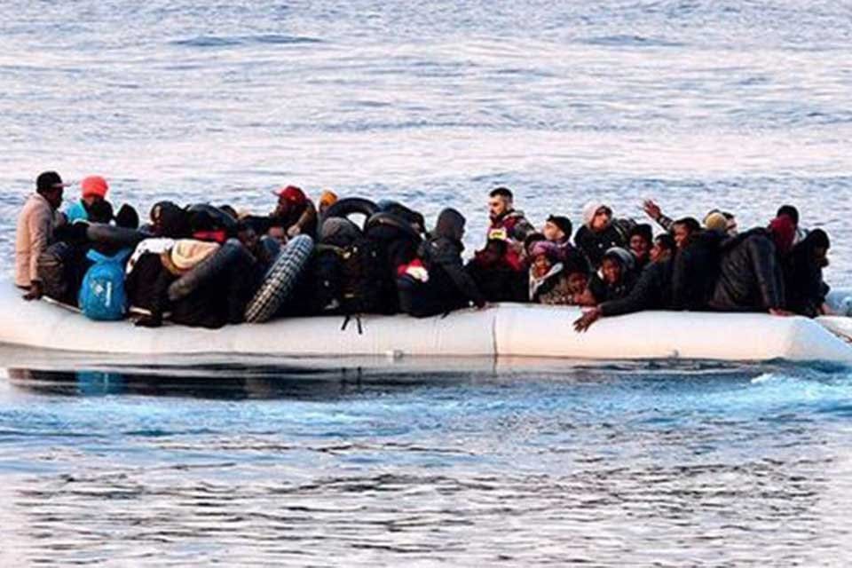Yunanistan unsurlarınca Ege a&ccedil;ıklarında T&uuml;rk karasularına geri itilen d&uuml;zensiz g&ouml;&ccedil;menlerden