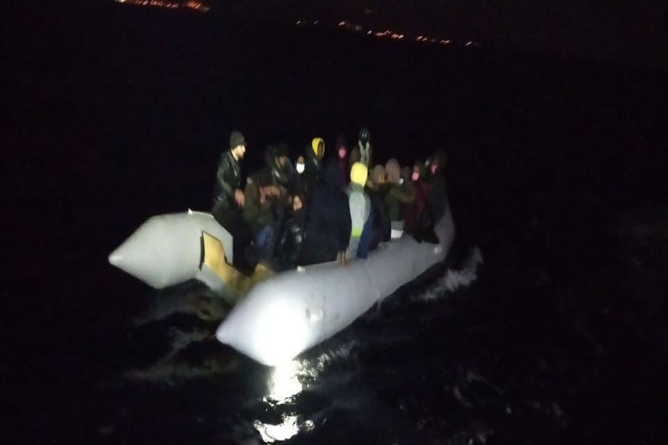 İzmir'in &Ccedil;eşme ve Dikili il&ccedil;eleri a&ccedil;ıklarında, yasa dışı yollarla Yunanistan&rsquo;a